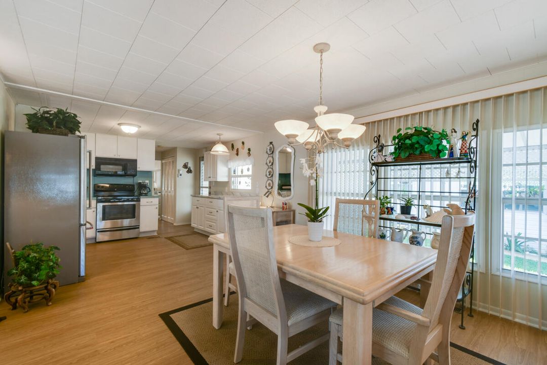 合同活跃: $179,000 (2 贝兹, 2 浴室, 1104 平方英尺)