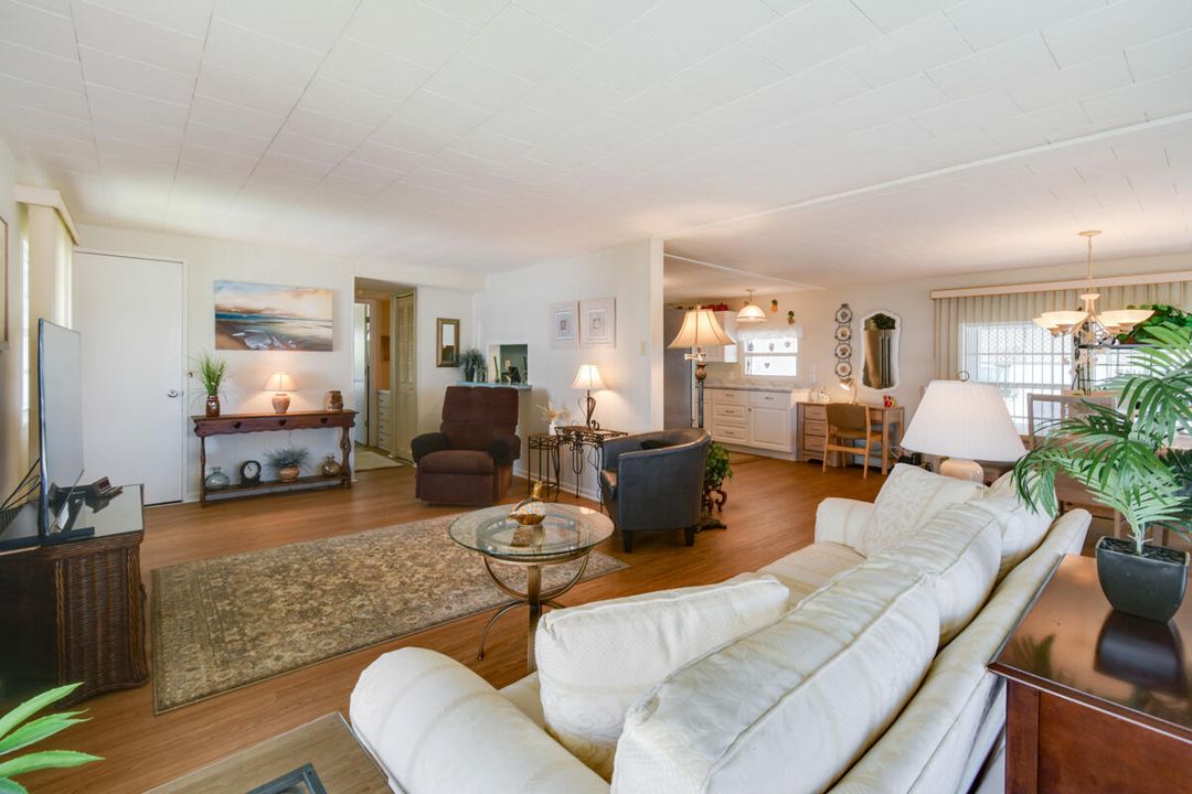 合同活跃: $179,000 (2 贝兹, 2 浴室, 1104 平方英尺)