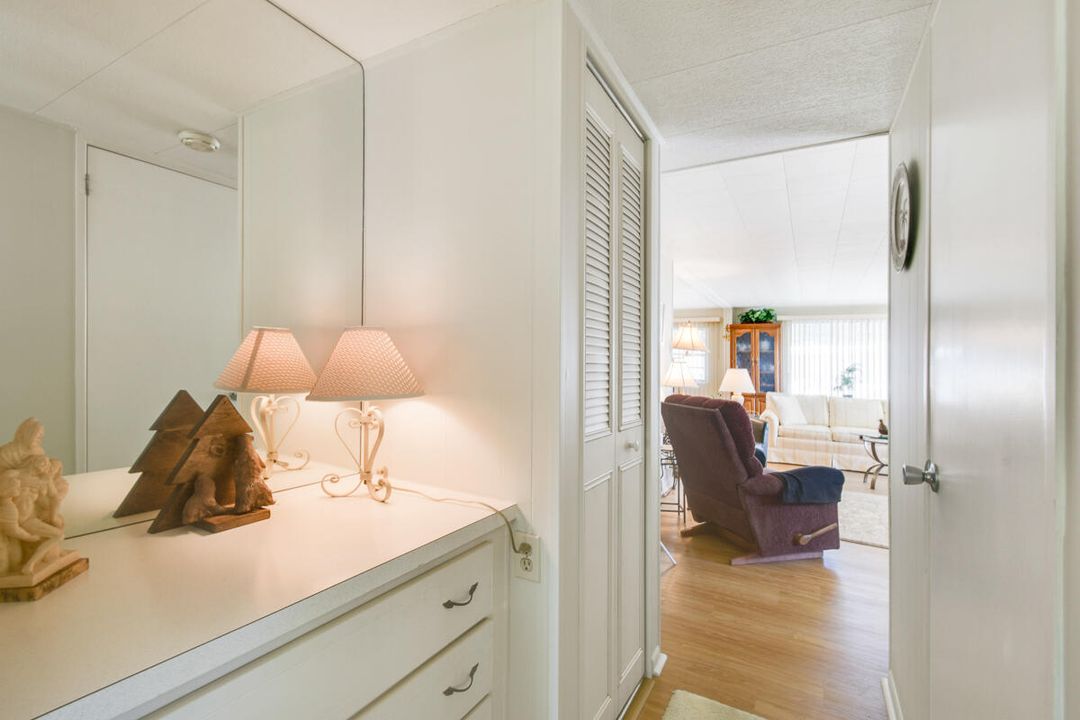 合同活跃: $179,000 (2 贝兹, 2 浴室, 1104 平方英尺)