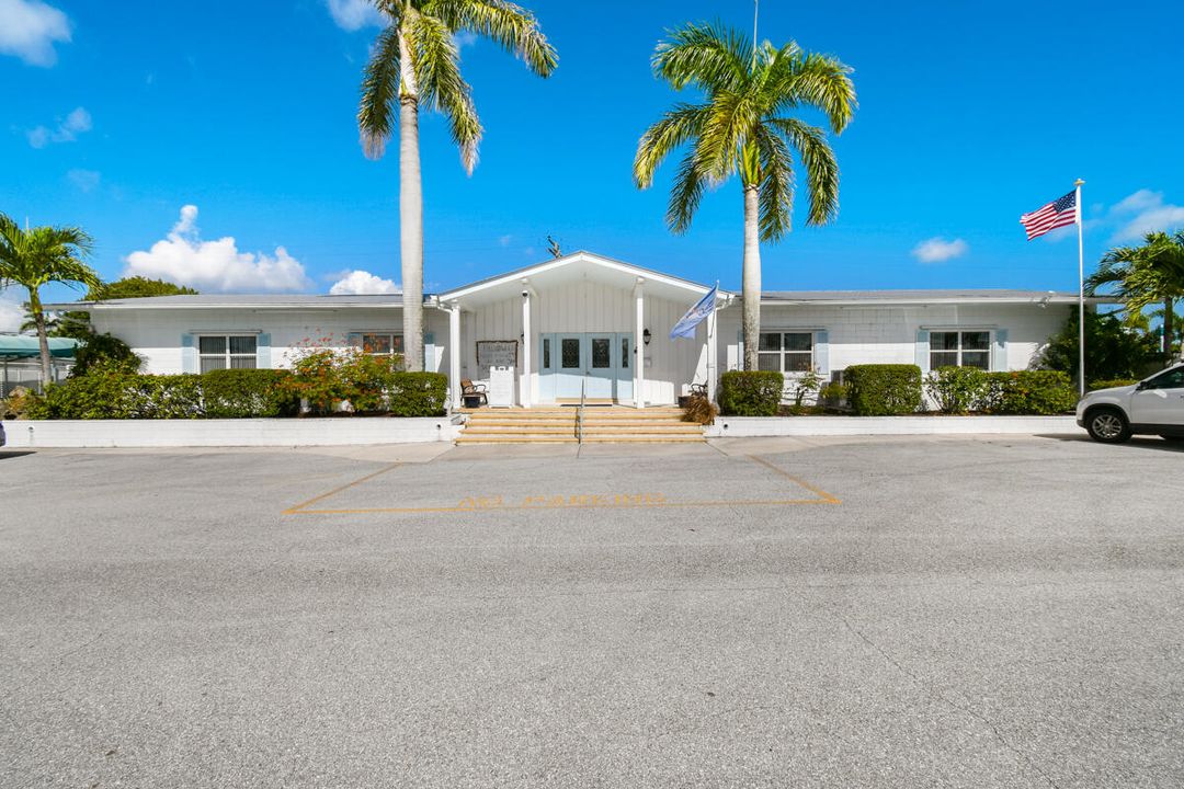 合同活跃: $179,000 (2 贝兹, 2 浴室, 1104 平方英尺)