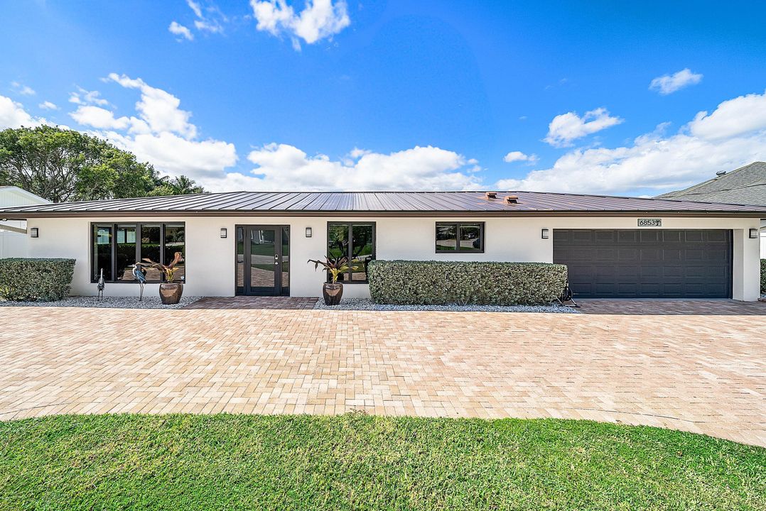 For Sale: $1,495,000 (3 beds, 2 baths, 2356 Square Feet)