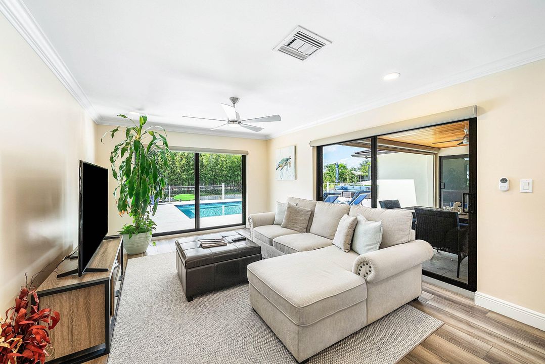 For Sale: $1,495,000 (3 beds, 2 baths, 2356 Square Feet)