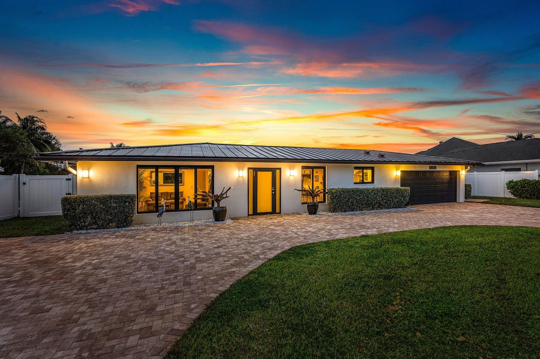 For Sale: $1,495,000 (3 beds, 2 baths, 2356 Square Feet)