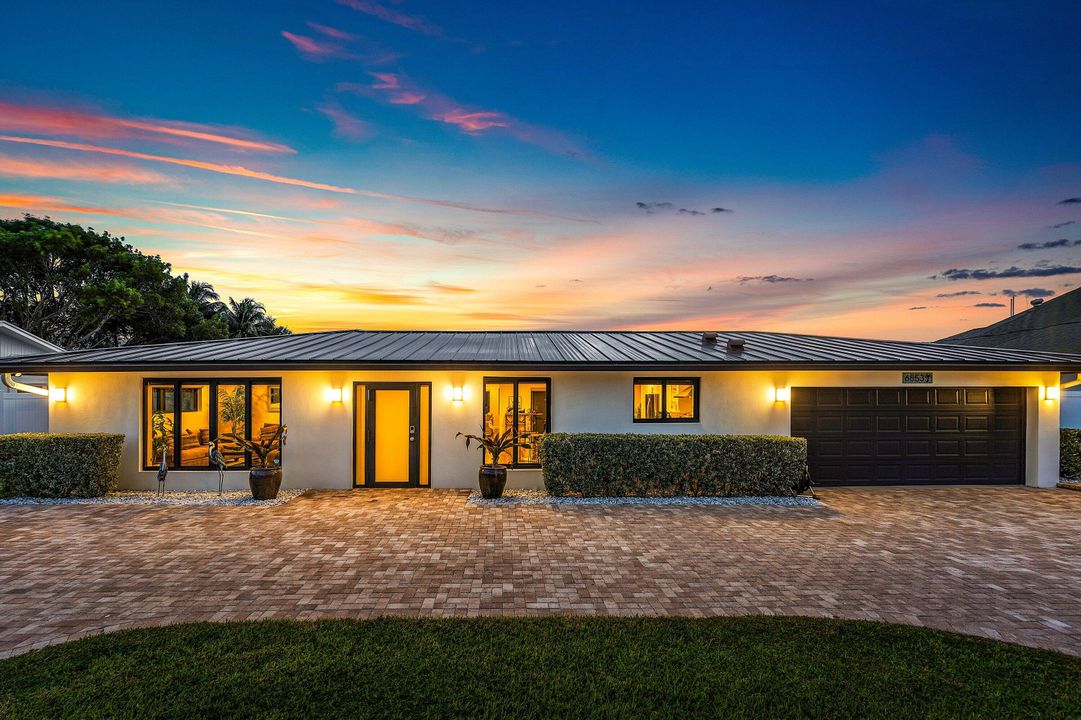 For Sale: $1,495,000 (3 beds, 2 baths, 2356 Square Feet)