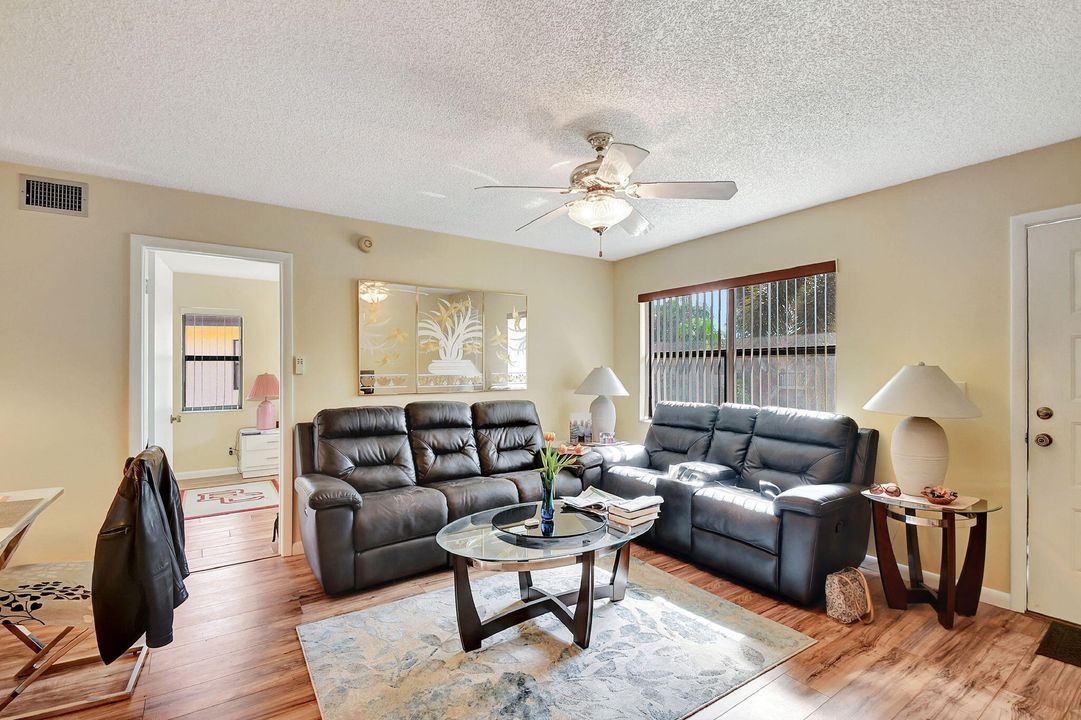 For Sale: $139,000 (2 beds, 2 baths, 735 Square Feet)