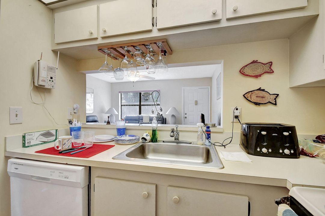 For Sale: $139,000 (2 beds, 2 baths, 735 Square Feet)