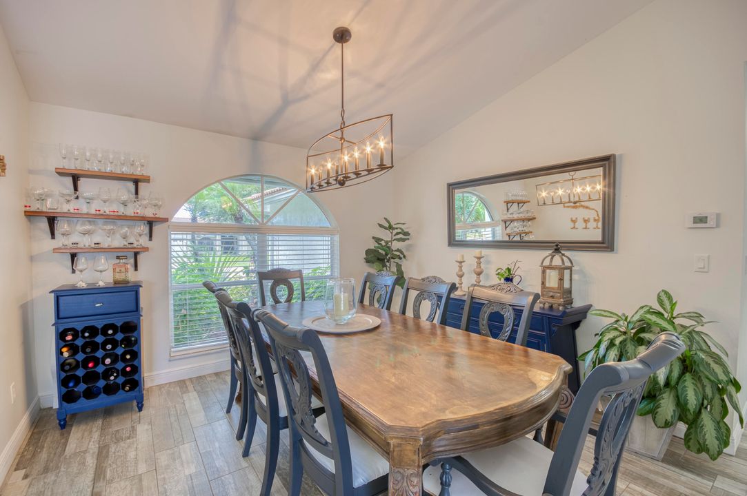 出租: $7,500 (4 贝兹, 2 浴室, 1982 平方英尺)