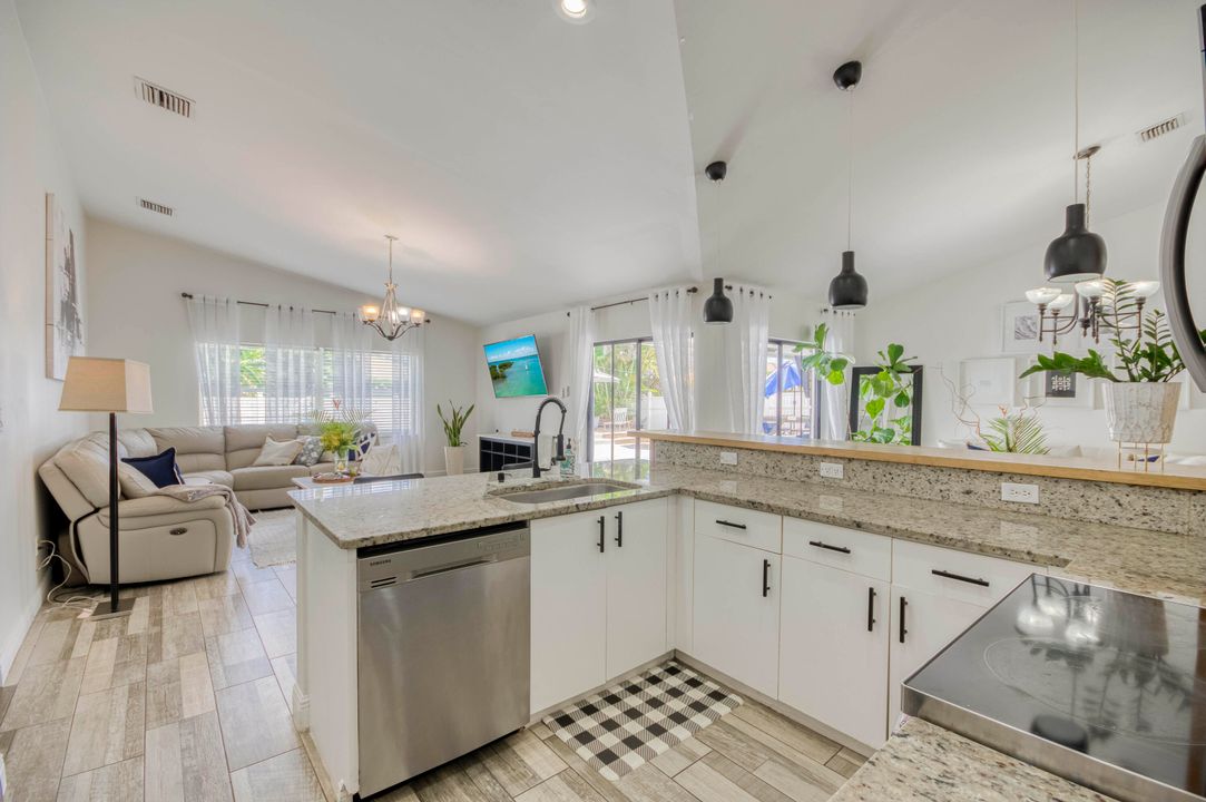 出租: $7,500 (4 贝兹, 2 浴室, 1982 平方英尺)