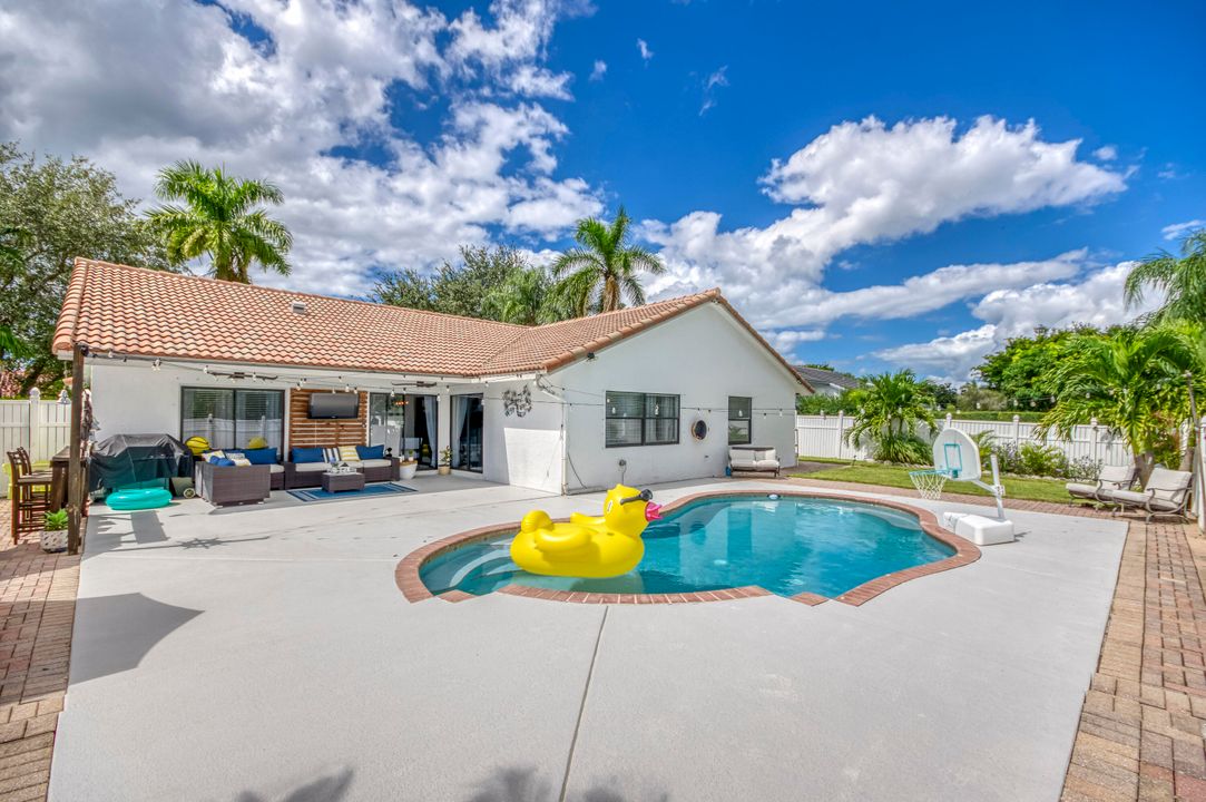 出租: $7,500 (4 贝兹, 2 浴室, 1982 平方英尺)