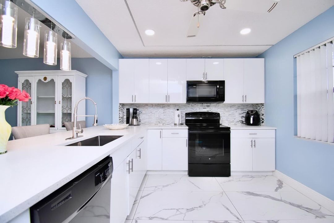 For Sale: $320,000 (2 beds, 2 baths, 1258 Square Feet)