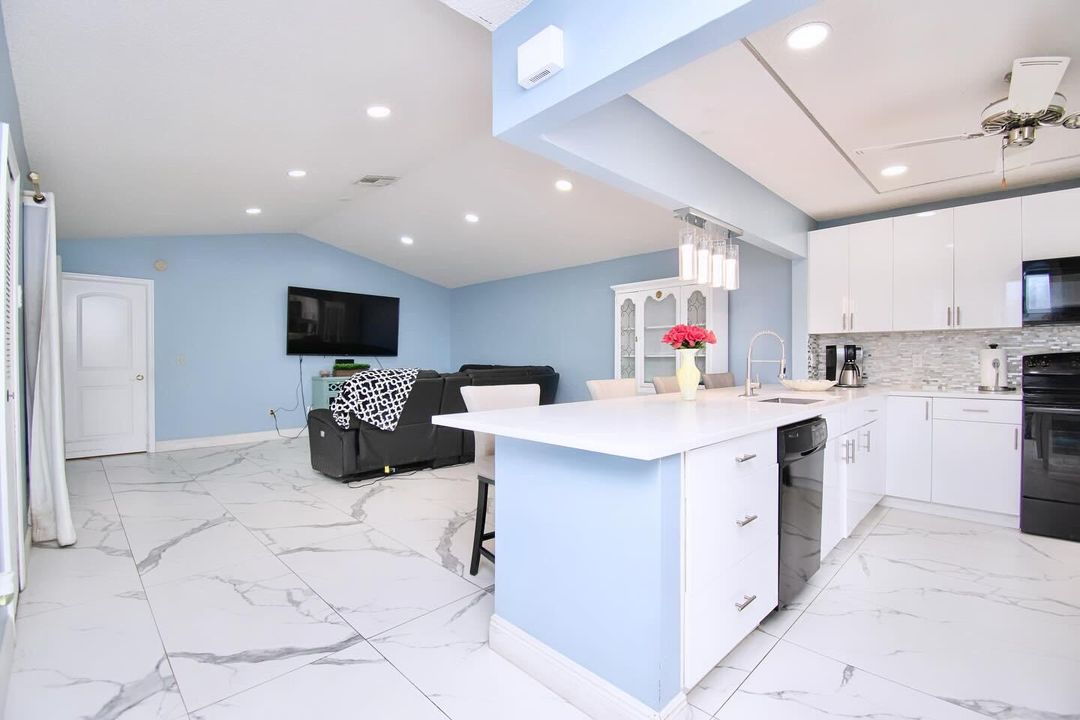 For Sale: $320,000 (2 beds, 2 baths, 1258 Square Feet)