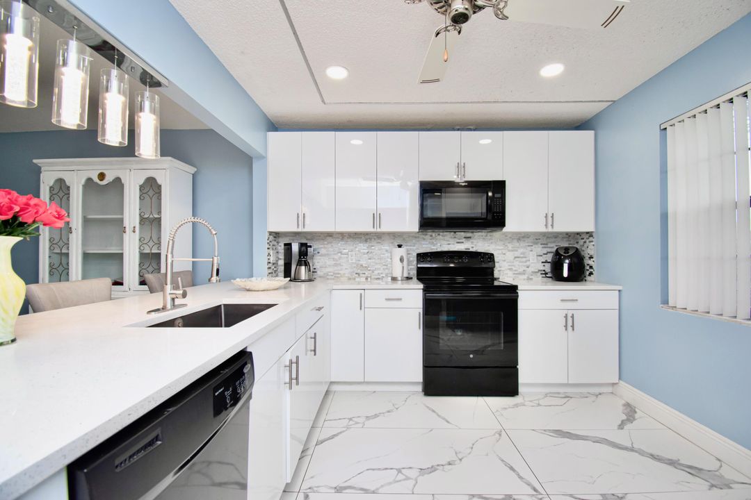 For Sale: $320,000 (2 beds, 2 baths, 1258 Square Feet)