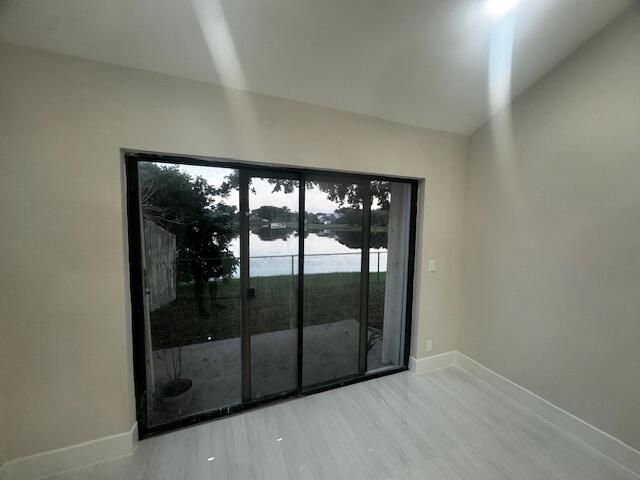 合同活跃: $499,000 (3 贝兹, 2 浴室, 1810 平方英尺)