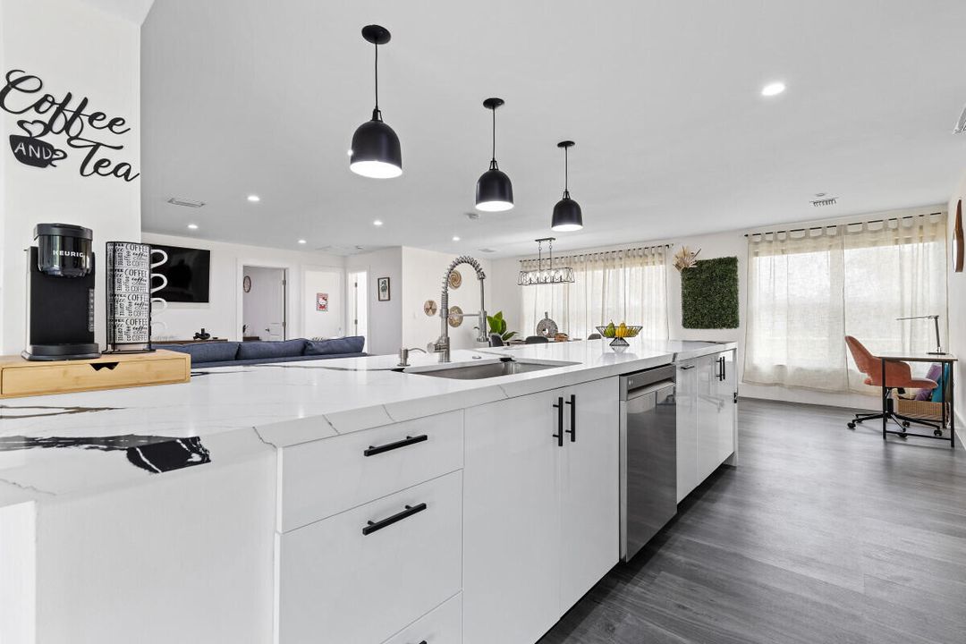 Под контрактом: $595,000 (3 спален, 2 ванн, 1844 Квадратных фут)