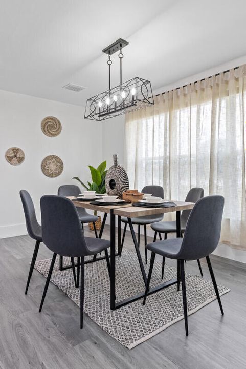 Под контрактом: $595,000 (3 спален, 2 ванн, 1844 Квадратных фут)