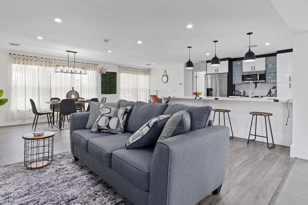 Под контрактом: $595,000 (3 спален, 2 ванн, 1844 Квадратных фут)