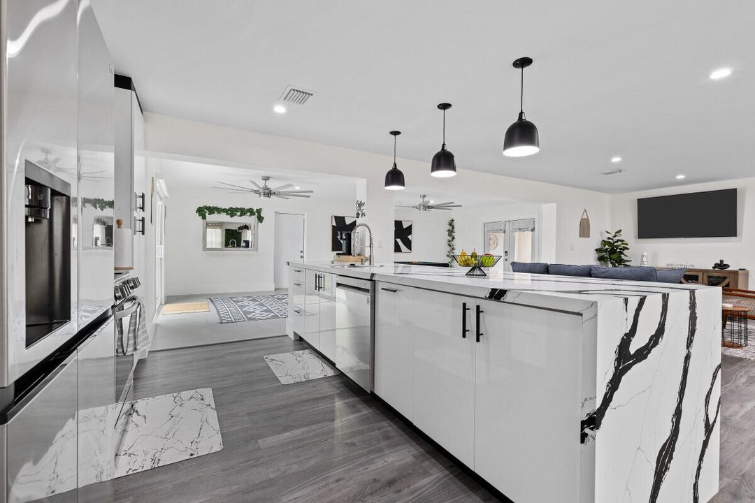 Под контрактом: $595,000 (3 спален, 2 ванн, 1844 Квадратных фут)