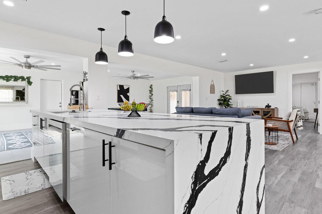 Под контрактом: $595,000 (3 спален, 2 ванн, 1844 Квадратных фут)