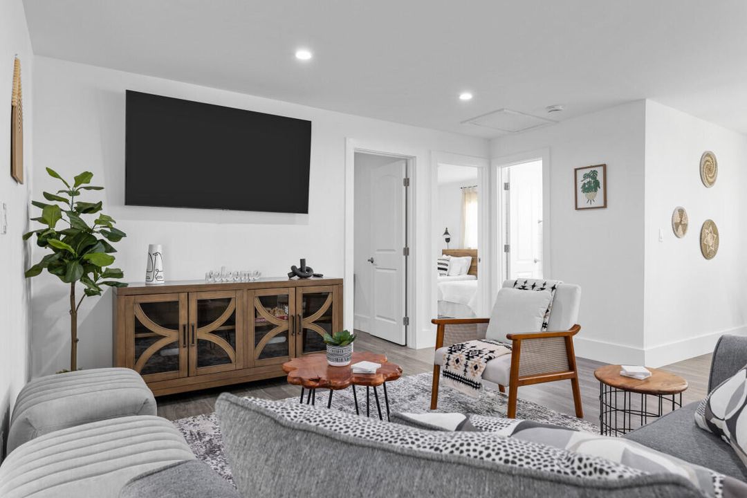 Под контрактом: $595,000 (3 спален, 2 ванн, 1844 Квадратных фут)