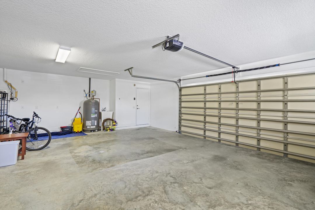 Activo con contrato: $649,000 (4 camas, 3 baños, 2612 Pies cuadrados)