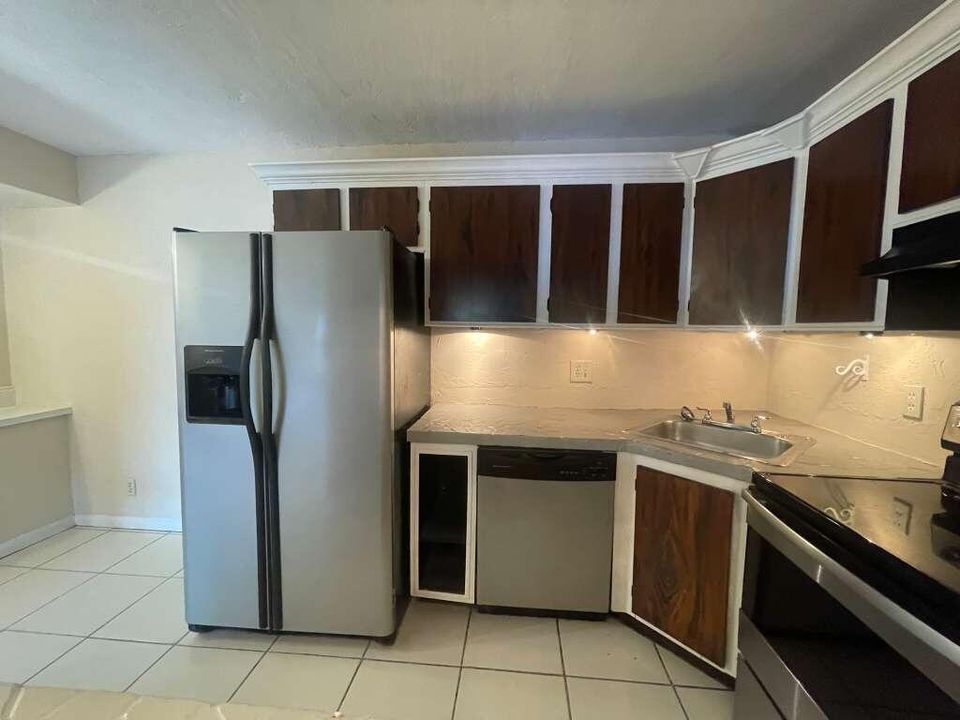 For Rent: $1,900 (2 beds, 2 baths, 1111 Square Feet)