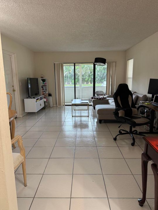 For Rent: $1,900 (2 beds, 2 baths, 1111 Square Feet)