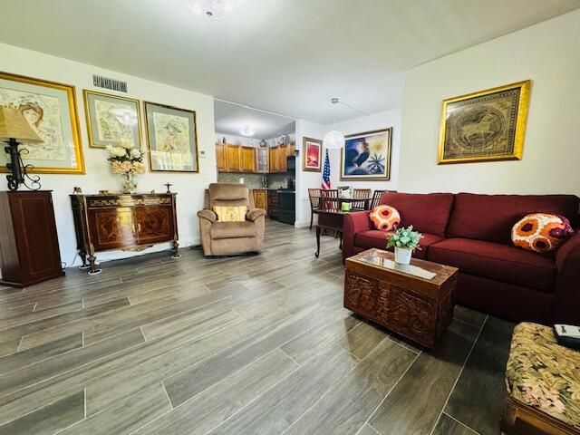 For Sale: $169,900 (1 beds, 1 baths, 682 Square Feet)