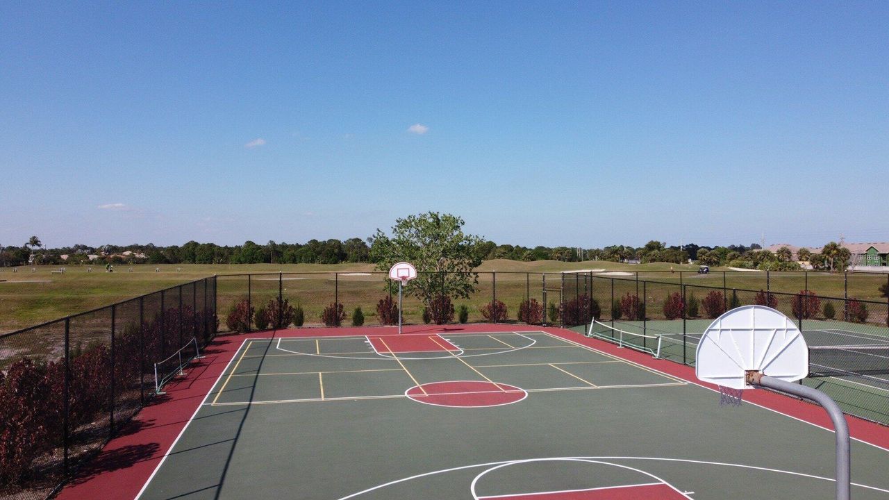 Activo con contrato: $649,000 (4 camas, 3 baños, 2612 Pies cuadrados)