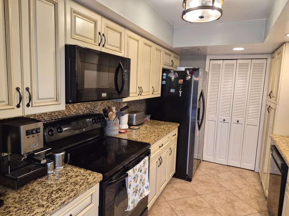 For Sale: $475,000 (2 beds, 2 baths, 1315 Square Feet)