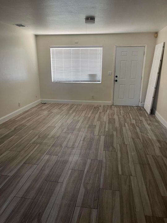 For Rent: $2,550 (3 beds, 1 baths, 1040 Square Feet)