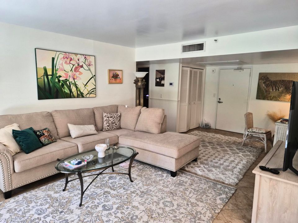 For Sale: $475,000 (2 beds, 2 baths, 1315 Square Feet)