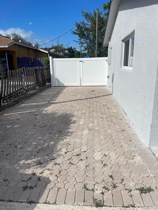 For Rent: $2,550 (3 beds, 1 baths, 1040 Square Feet)