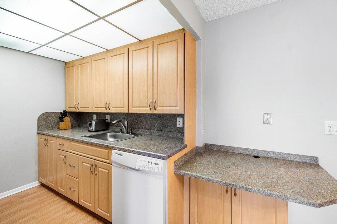 待售: $115,000 (1 贝兹, 1 浴室, 752 平方英尺)