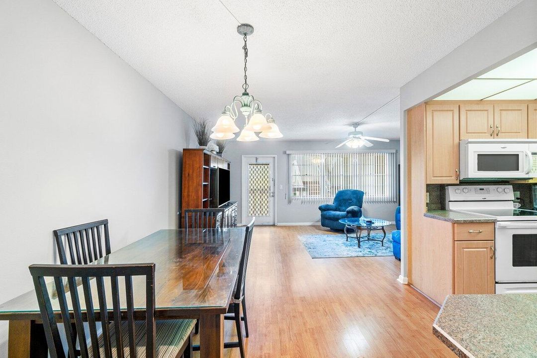 待售: $115,000 (1 贝兹, 1 浴室, 752 平方英尺)