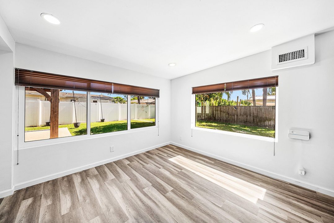 Active With Contract: $3,350 (3 beds, 1 baths, 1288 Square Feet)