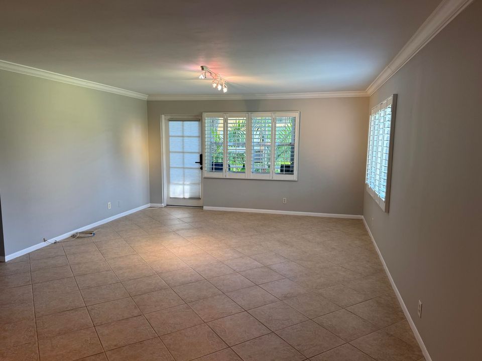 En Venta: $329,000 (2 camas, 2 baños, 1200 Pies cuadrados)