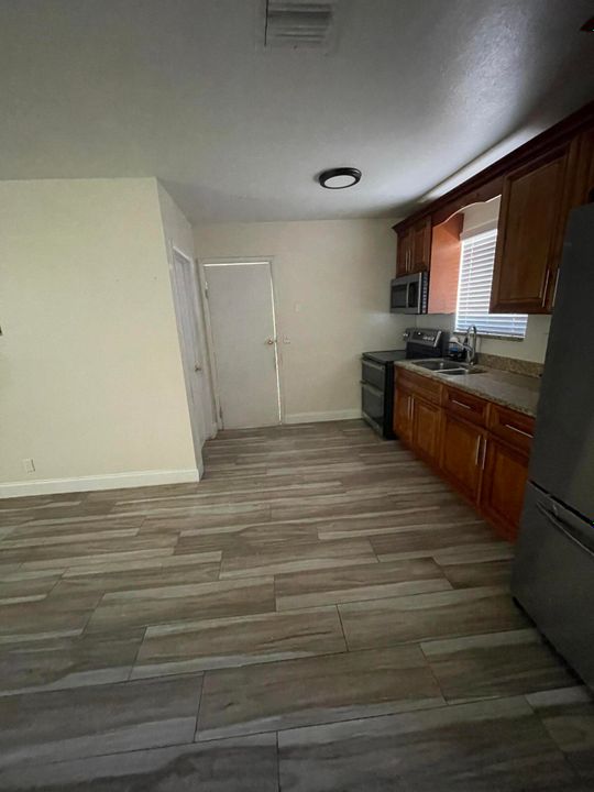 For Rent: $2,550 (3 beds, 1 baths, 1040 Square Feet)