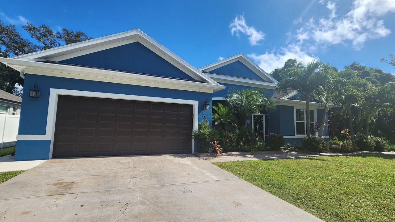 For Sale: $574,000 (4 beds, 3 baths, 2725 Square Feet)