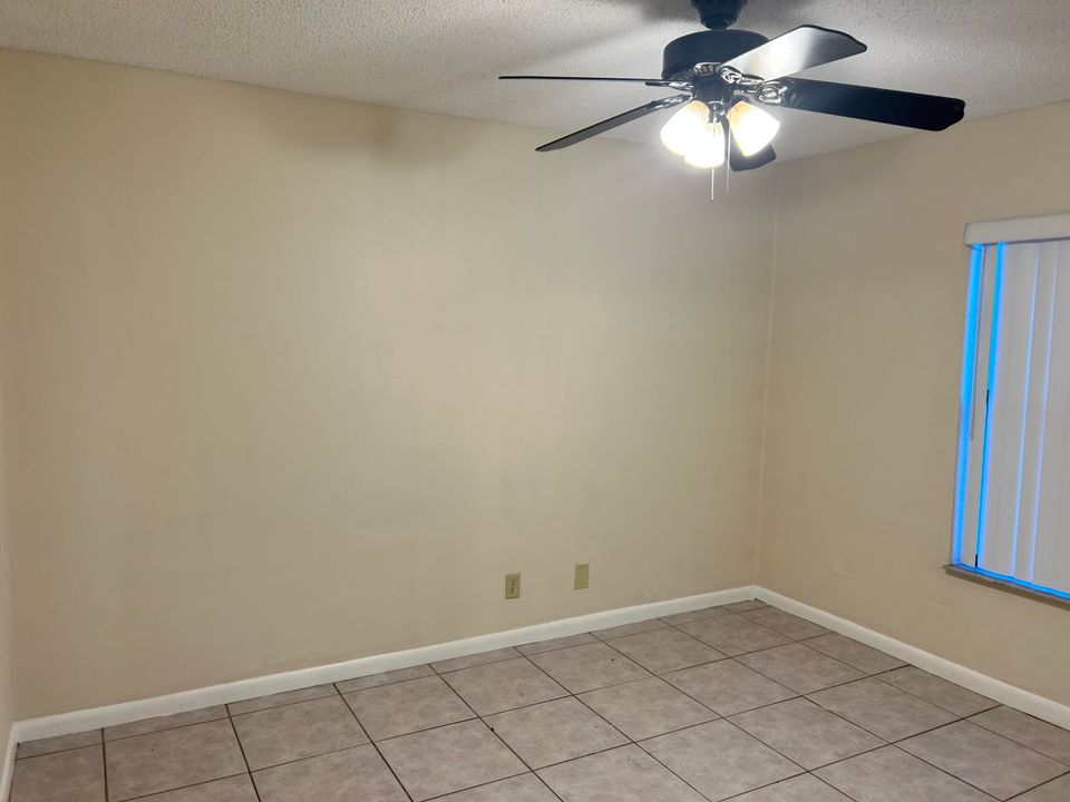 For Sale: $199,900 (2 beds, 2 baths, 864 Square Feet)