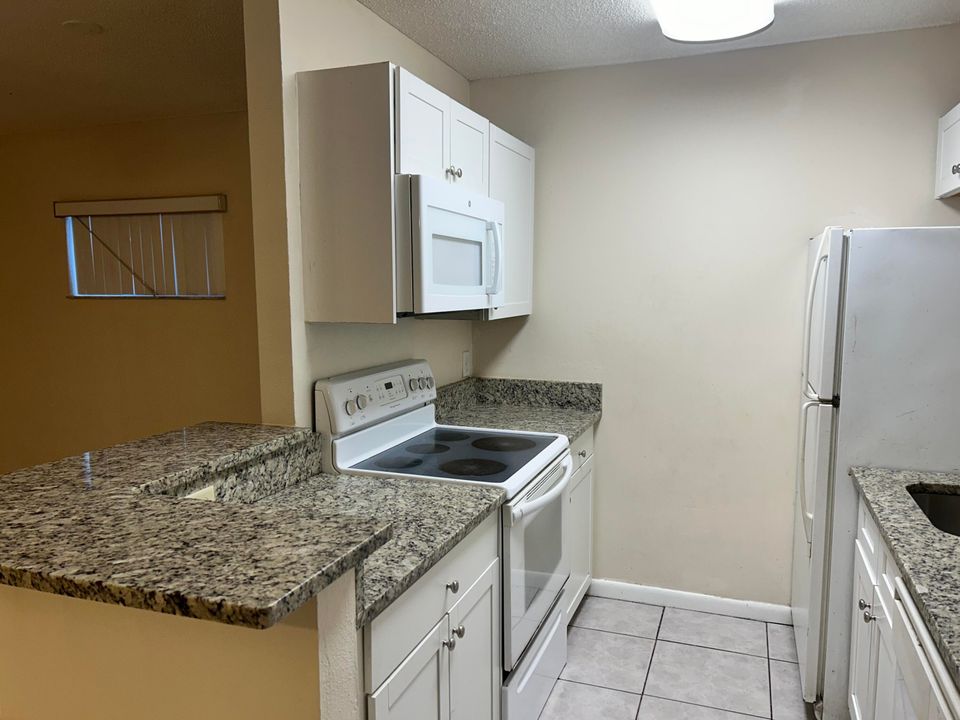 For Sale: $199,900 (2 beds, 2 baths, 864 Square Feet)