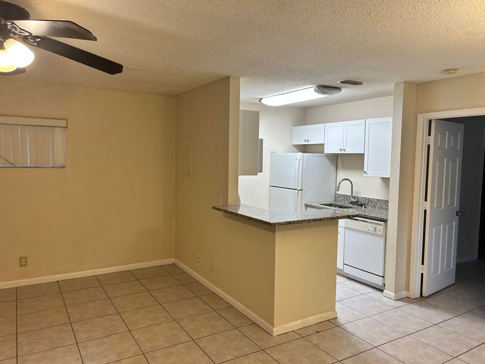 For Sale: $199,900 (2 beds, 2 baths, 864 Square Feet)