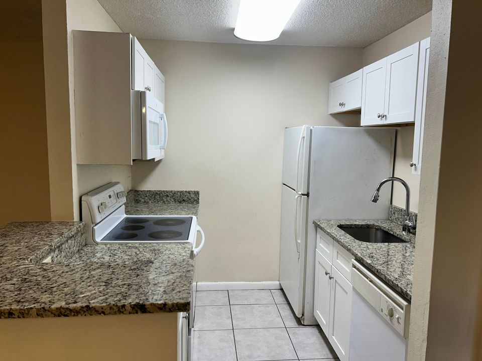 For Sale: $199,900 (2 beds, 2 baths, 864 Square Feet)