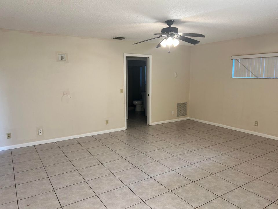 For Sale: $199,900 (2 beds, 2 baths, 864 Square Feet)