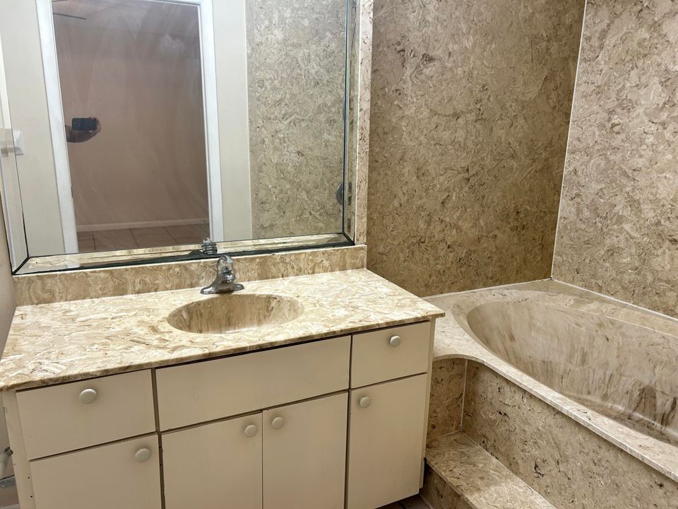 For Sale: $199,900 (2 beds, 2 baths, 864 Square Feet)