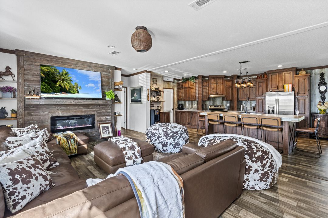 На продажу: $295,900 (3 спален, 2 ванн, 1661 Квадратных фут)