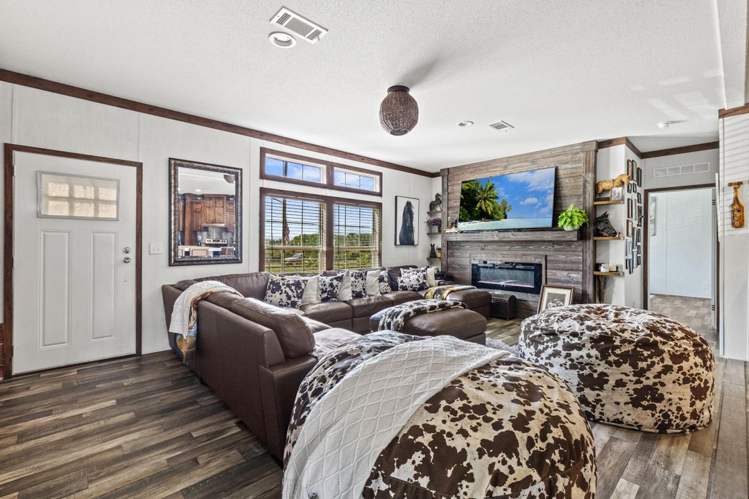 На продажу: $295,900 (3 спален, 2 ванн, 1661 Квадратных фут)