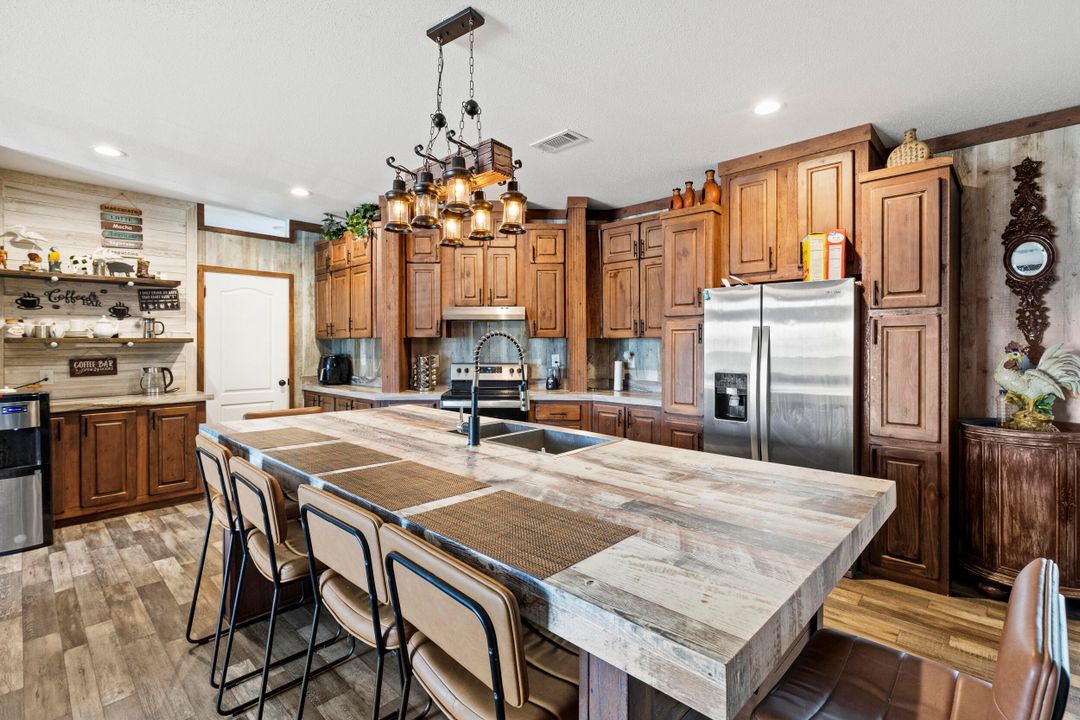 На продажу: $295,900 (3 спален, 2 ванн, 1661 Квадратных фут)