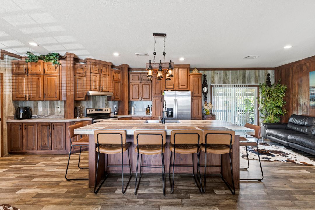 На продажу: $295,900 (3 спален, 2 ванн, 1661 Квадратных фут)