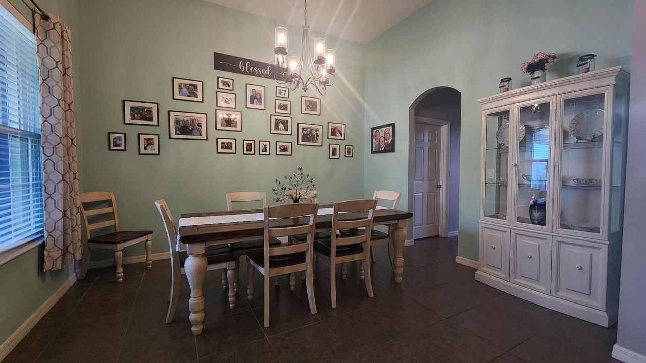 For Sale: $574,000 (4 beds, 3 baths, 2725 Square Feet)