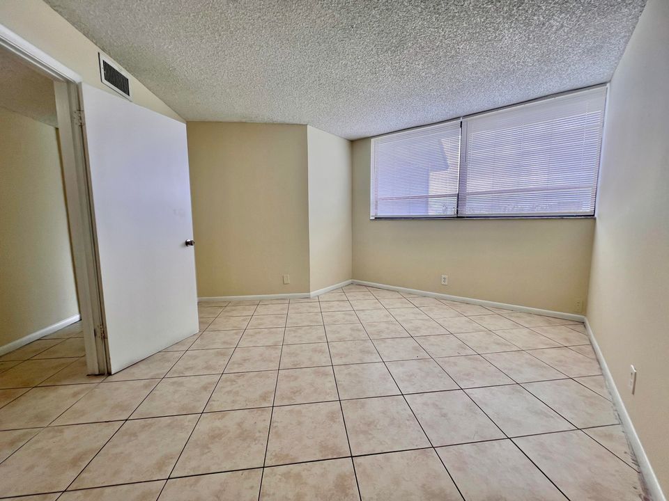 待售: $140,000 (1 贝兹, 1 浴室, 775 平方英尺)